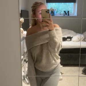 off shoulder - off shoulder stickad tröja från HM i en grå beige färg🩷