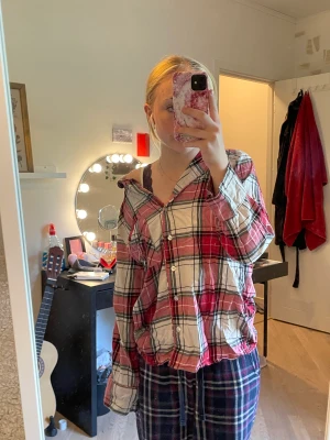 Söt pyjamas topp  - En så söt pyjamas topp jag köpt på ginatricot men aldrig används då den var för liten,  Tryck på köp nu eller kontakta mig vid frågor eller om sammfrakt ! 💗