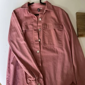 Jeansjacka - Fin rosa jeansjacka från hm. Använd fåtal gånger 