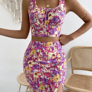 Blommigt set - Superfint blommigt set med kjol och topp, endast använt 1 gång, väldigt bra skick