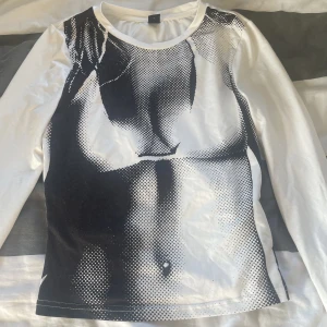 Svart/vit tröja - Säljer denna tröjan för att den blivit för liten, använde fåtal ggr och den är skön och bra till hösten. 💖
