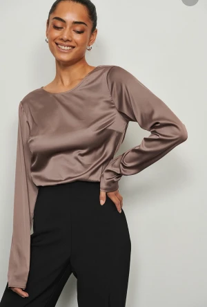 Superfin satintopp  - Älskar denna topp från NA-KD, använt 1 gång men använder tyvärr för sällan för att den bara ska hänga