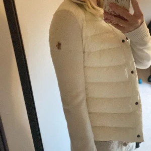 Moncler jacka - En jätte fin vit moncler cardigan som passar jätte bra nu till hösten. Och är lite sugen på att se hur mycket den kan gå för. Skriv om de är några funderingar!