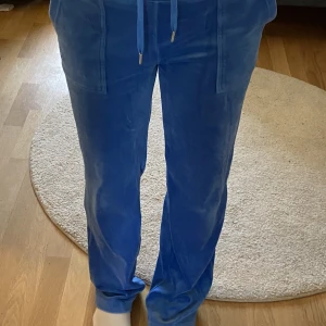 Juicy couture byxor - Jag säljer dessa fina juicy byxor eftersom de inte längre passar mig. Det är i fint skick utan några synliga defekter. Skriv diräkt om ni är intresserade💞