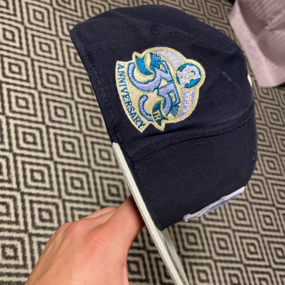 Är i strl 7 (55,8cm). Beställde från hatclub.com helt ny är kepsen. Säljs pga inte passar mig.   Kvitton finns kvar. . Övrigt.