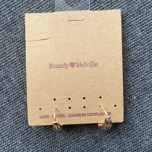 brandy melville örhängen - säljer dessa jättefina helt oanvända örhängena från brandy! aldrig använt då jag skulle göra hål i öronen men det blev aldrig av. Kolla min profil för mke mer både smycken o kläder 💓