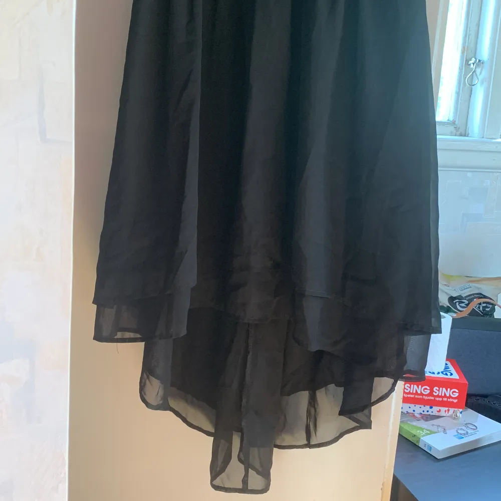 Lång svart klänning för KIDS i storlek 168 från Lindex. Klänningar.