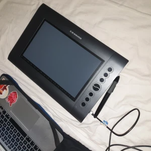 Ritplatta - Huion H610 - Kan gå lägre i pris! Bara att skicka meddelande. :)  En bra ritplatta för nybörjare eller erfarna! Har knappar på sidan som snabbt suddar bort eller byter penna osv, jag har tyvärr ingen manual kvar men tror den finns online!  Bra skick även fast använd.