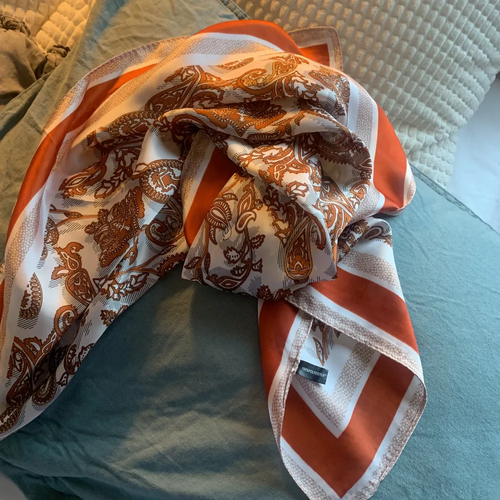 Super snygg scarf!! Så trendigt just nu, endast använd en gång å köpt förra veckan 🙌🏼💗💗. Accessoarer.