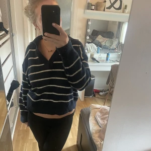 Tröja  - Stickad tröja som är mörkblå med vita ränder, används ej 💙nopprig därav priset 