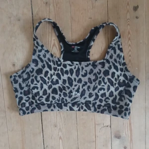 Sport bh från hm - Välanvänd men i bra skick! Liten M skulle jag säga!
