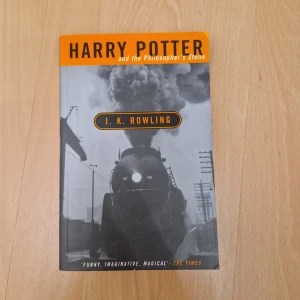 Harry Potter and the Philosopher's Stone bok - Bok "Harry Potter and the Philosopher's Stone", på engelska. Adult cover version. Köpt begangnad, så den är något sliten, men ändå fint skick.