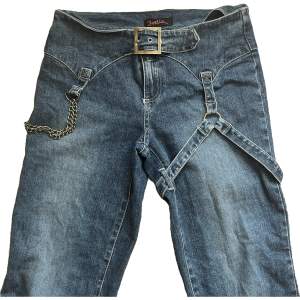Supercoola jeans med lågmidja/midwaist, från märket joelle. Använt men bra skick ✨ står storlek 40 men har justerbart bälte(?) så passar även lite mindre och lite större storlekar 