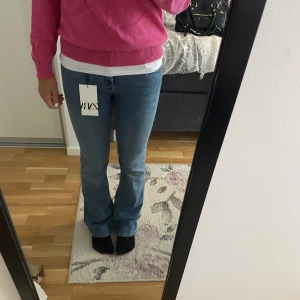Jeans  - Säljer dessa helt oanvända zara jeansen med prislappen kvar, som inte finns kavr på hemsidan. Köpte för 400 kr men säljer för 290. Perfekta nu till hösten🧡