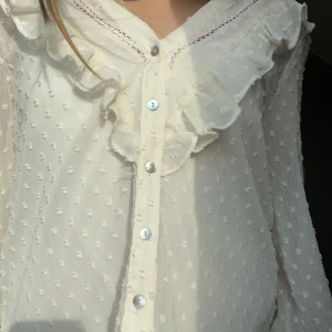 Zara blus  - Jättefin blus som jag säljer på grund utav att den var lite stor💘 