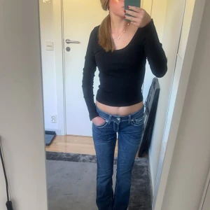 Tajt tröja - Super fin tröja ifrån zara. Sitter tajt och framhäver ens former fint. Storlek xs/s . Gillar denna tröjan super  mycket men säljer då jag har en liknande. 60 kr 