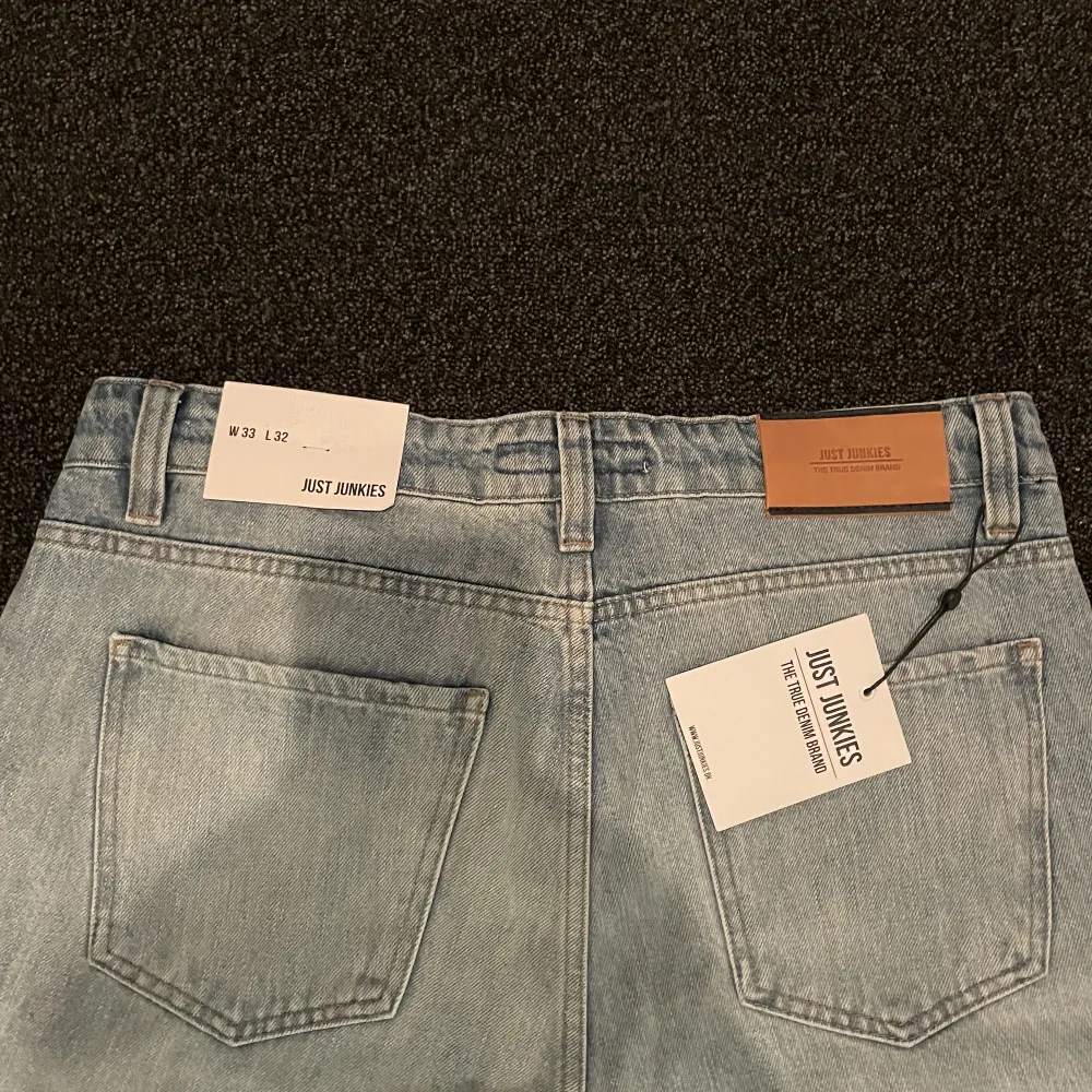 Säljer ett par helt nya jeans ifrån Just Junkies. Dom är aldrig använda och har alla tags kvar. Storlek W 33 L 33. Kom privat för fler bilder eller frågor!. Jeans & Byxor.