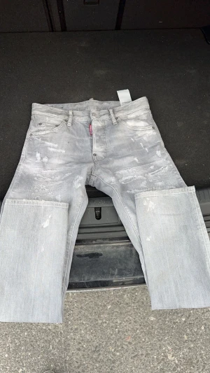 Dsquared2 jeans - Hej jag säljer mina dsquared 2 jeans pga dom inte passar mig (för tajta) så om någon vill köpa så Äre bara o höra av sig, dom är äkta såklart.