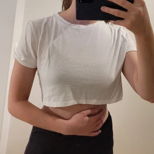Croptop/tshirt - Vit croppad tshirt som blivit för liten. Når strax ovanför magen/under bröstet. Liten i storleken! Det står S men skulle snarare säga den är XS.