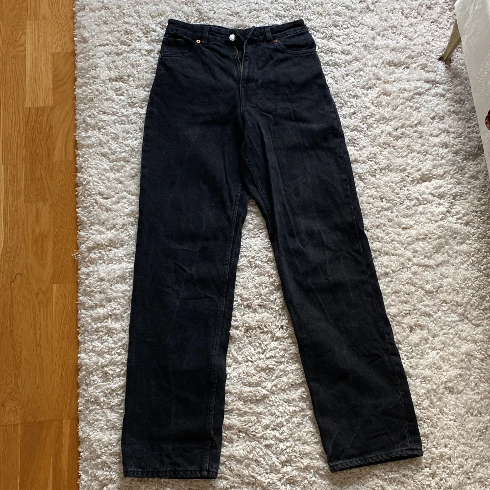 Snygga Monki-jeans i storlek 27 med raka ben och hög midja. Använda men i mycket bra skick. Modellen på bilden är 175 cm. Nypris 400 kr, skriv för fler bilder🖤. Jeans & Byxor.