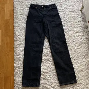 Snygga Monki-jeans i storlek 27 med raka ben och hög midja. Använda men i mycket bra skick. Modellen på bilden är 175 cm. Nypris 400 kr, skriv för fler bilder🖤