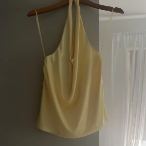 Bikbok topp - Jätte fin gul topp ifrån bikbok, aldrig använd och i helt nyskick. Så fin nu till hösten 
