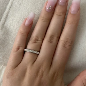 Silverring med diamantstenar  - Tunn silverring med diamanter på. Fint skick, lite använt men gör inget då det inte rostar eftersom det är rostfritt stål!