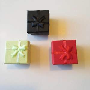 1 stk svart, 1 röd och 1 grön. Små present låda, passar til tex ring, små öronhängen.