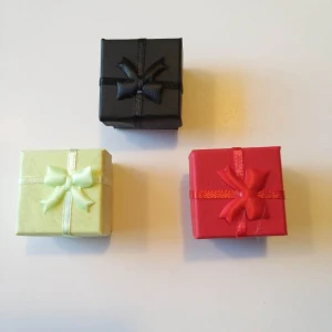 Present låda, 3 olika färger  - 1 stk svart, 1 röd och 1 grön. Små present låda, passar til tex ring, små öronhängen.