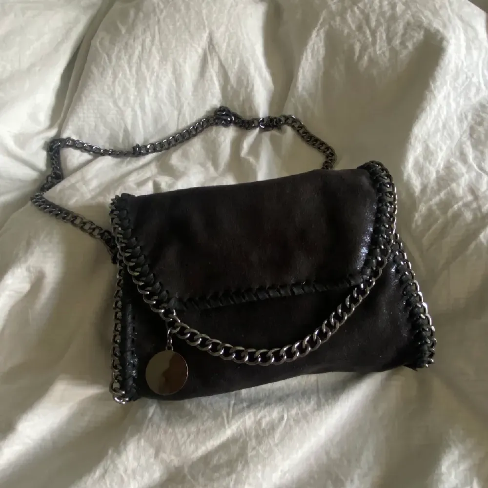 Säljer denna fake Stella Mcartney väska! Säljs då den tyvär inte kommer till användning :( Vid eventuella frågor eller funderingar kom privat!💓💓. Väskor.