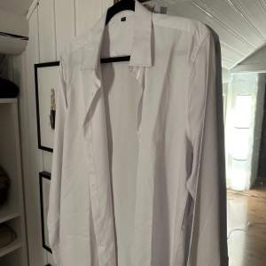 En vit simpel skjorta, storlek M 