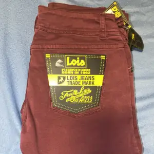 Helt nya Lois jeans med prislappen kvar. Jeansen är i modellen ”Rastaly” & färgen ”0046/vinröd”. Finns i flera storlekar: 2 st i storlek W26/L34. 2 st i storleken W27/L34. 1 st i storleken W31/34.