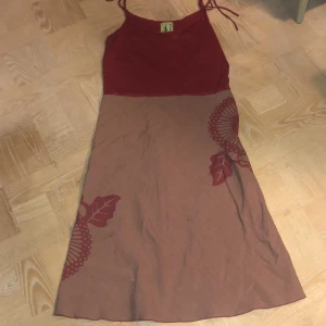 Klänning  - Klänning i bra kvalitet och i bra skick :) fråga järna för fler bilder 