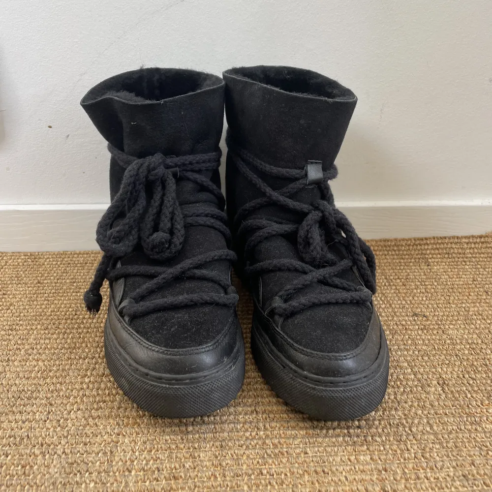 Svarta skor från inuikii. Använda Max 10 gånger och som nya. Dessa är med kilklack men går att byta ut om man vill ha platt sula också. Nypriset ligger på 3099 kr. Skor.