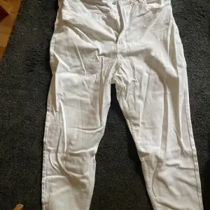 Vita H&M (divided) jeans i storlek 44. Oandvända och har legat gömda i garderoben, så letar nu nytt hem.