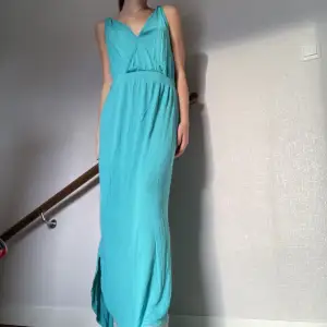 Jättefin blå långklänning som sitter så bra och är jättefin i ryggen🩵 Köpt på en gullig marknad utomlands som sålde bra kvalitet på klänningar!🌟