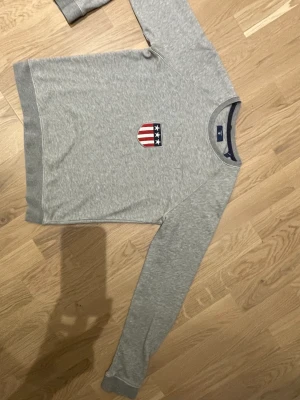 Gant college tröja Small - Gant college tröja i storlek s Jätte fin tröja i grå Har en passande byxa i en annan annons Djur och rökfri hem  Se gärna mina övriga annonser 
