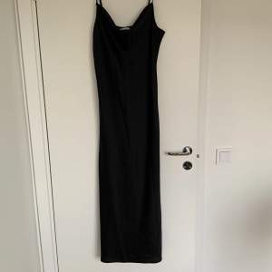 En svart ”silkes” klänning från Cubus, använd en gång därav att jag säljer den:) strl 36 men passar även 38 