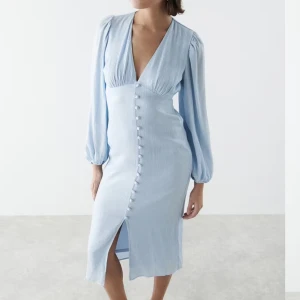 Midi klänning  - Säljer denna Adore liknande klänning från Gina Tricot. Sorlek M. Prislappen sitter kvar så den är ensast prövad. Säljs för 200+frakt. Skriv för fler bildee