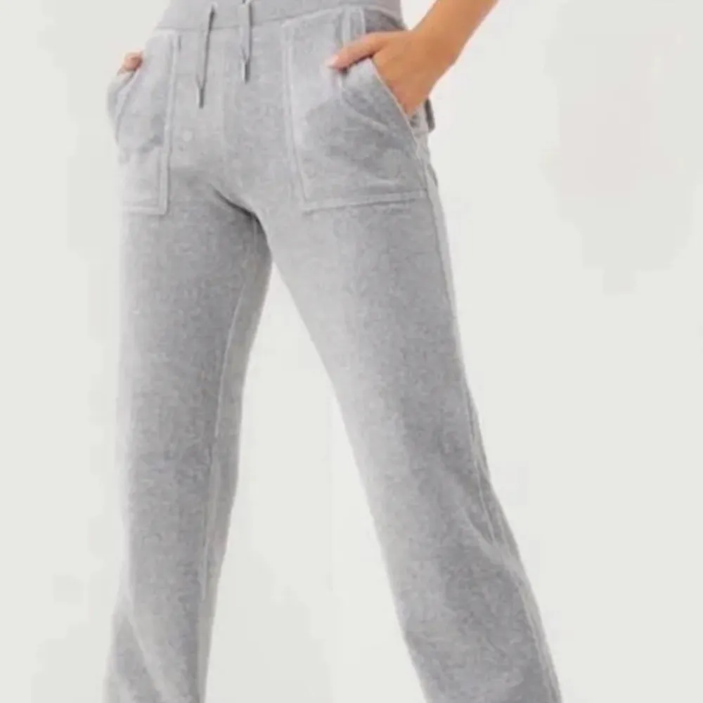 Hej, säljer mina gråa juicy pågrund utav att dem inte kommer till andvändnig. Knappt använda, max 5 gånger . Jeans & Byxor.