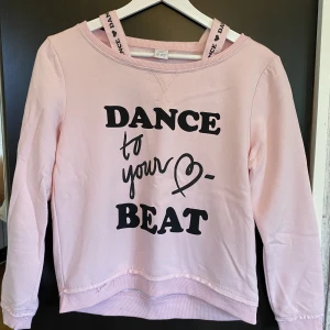 Rosa tjocktröja - En sååå mjuk tjocktröja med snygga detaljer vid axlarna. ✨ Från Lindex i storlek 146/152 men passar även XXS/XS. 