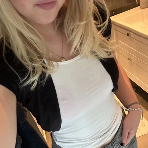 Gullig topp - Gullig kortärmad croppad kofta! Ett litet spänne på insidan så man kan stänga igen den lite om man vill.