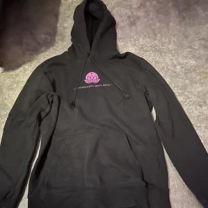 Svart hoodie  - Vet inte va de e för tryck på denna hoodie tror de kan vara spelet league men den e fin iallafall och väldigt skön o allmänt bekväm. Har dock växt ur den själv så ja säljer den. Väldigt fint skick 