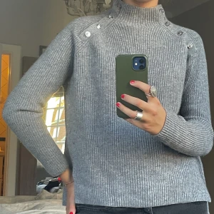 Grå Stickad tröja - Trendig grå stickad tröja med polokrage från MAJE🤍💕  I otroligt gott skick och väldigt bra kvalité!😍 Super varm, gosig men framförallt snygg!!!