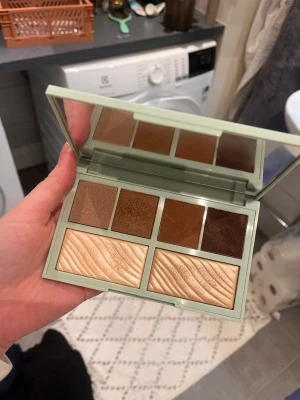 Caia  - Säljer denna fina paletten, använd lite men inte mycket. Vissa skuggor är inte ens använda . Så om det finns någon som vill köpa den för en billig peng så fritt fram 🥰