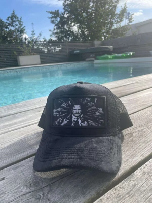 John Wick Velvet Keps - En keps med John Wick på finns många kommer från Molvee helt oanvända kan gå ner lite vid snabb affär
