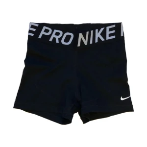 Nike pro shorts - Iprincip nyskick, andvända runt 3ggr. Står strl s men de passar även xs!