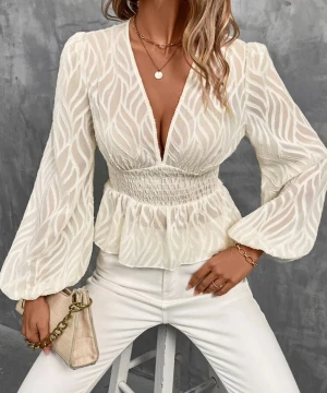 Beige blus - En fin beige blus ifrån Shein i storlek XL. Jag skulle säga att den är ganska liten i storleken och är mer än L än XL!  Den är i bra skick och använda någon enstaka gång❤️  95%polyester 5%elastan