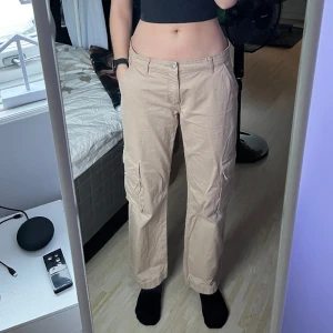 Beiga cargopants - snygga lågmidjade cargopants som inte används längre