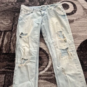 Coola jeans! - Säljer dessa snygga jeans åt min kompis. Hennes mammas gamla. Har tyvärr inga fler bilder eller bild med jeansen på.  Sänker priset vid snabb affär.